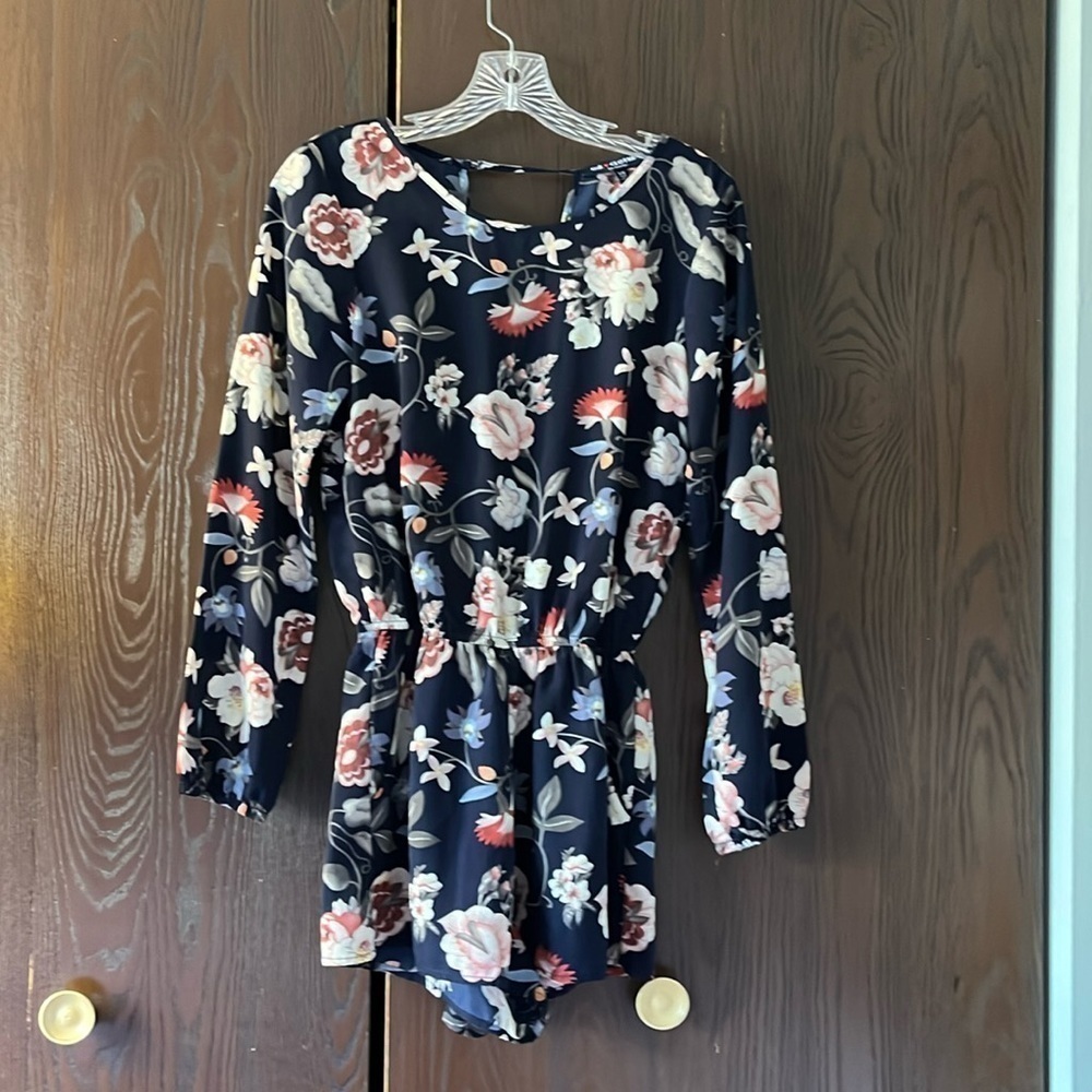 One❤️Clothing navy blue floral long sleeved romper. Size XS. Open V in the back.